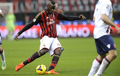 Balotelli: 'Thủ môn lên cao nên tôi sút'
