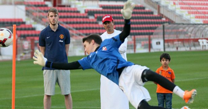 De Gea đến thăm đội trẻ của Al Ahli