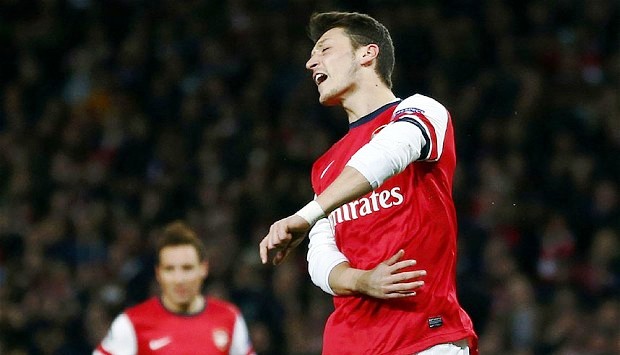 Ballack: Ozil lạc lõng trong đội hình Arsenal