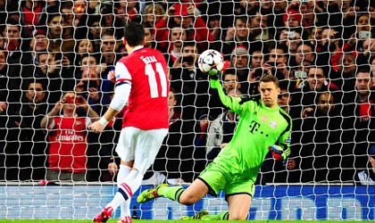 Wenger nói gì về quả phạt đền hỏng ăn của Ozil