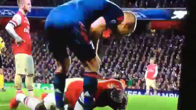 Video bóng đá: Arjen Robben :phun mưa' vào đầu Bacary Sagna