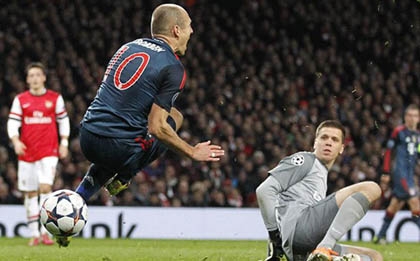 Wenger ức chế với 'trò bẩn' của Robben