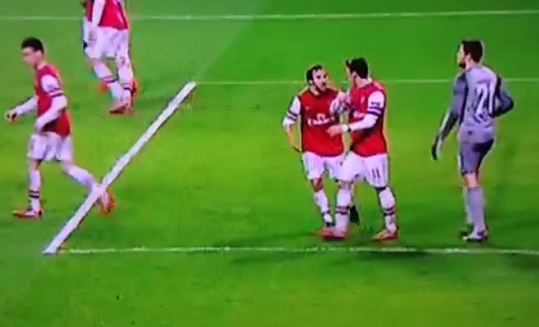 Ozil và Flamini suýt đánh nhau ngay trên sân