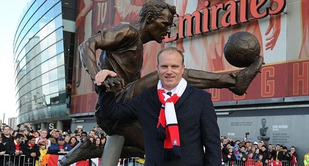 Huyền thoại Dennis Bergkamp được dựng tượng ở Emirates