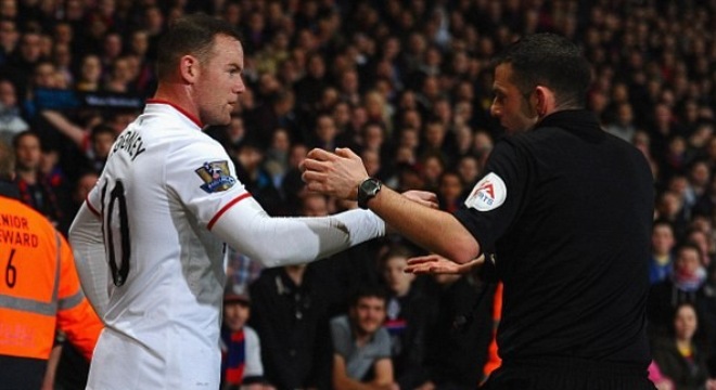 Hậu chiến thắng của MU: Wayne Rooney đã bị ném xu vào người
