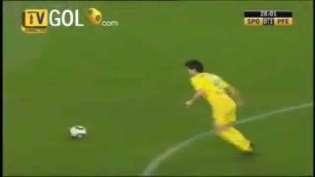 Video bóng đá: Siêu phẩm bàn thắng từ giữa sân hơn cả Ronaldo