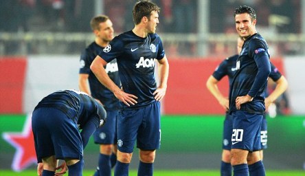 MU thua sốc, Van Persie trách móc đồng đội