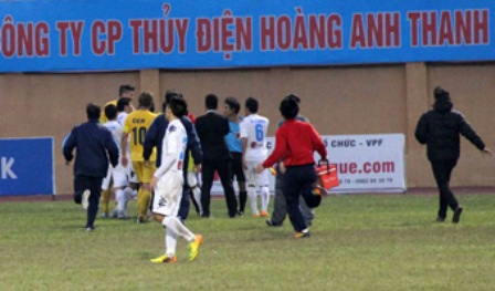 Đe dọa đánh cầu thủ Thanh Hóa, trợ lý HLV Hà Nội T&T nhận án phạt