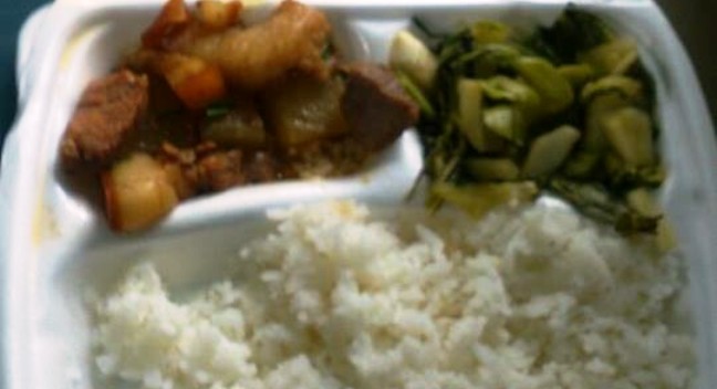 Công Vinh khoe bữa trưa giản dị trên tàu hỏa