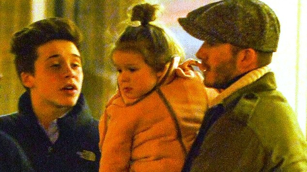 Vắng Victoria, Beckham bế con đi ăn đêm