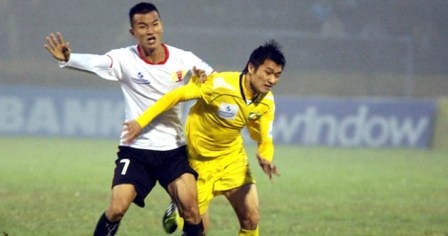 Đá gẫy chân đối thủ, Đình Đồng bị treo giò hết năm 2014