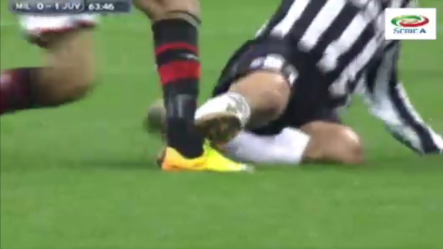 Video bóng đá: Pirlo suýt đốn gãy chân cầu thủ của AC Milan