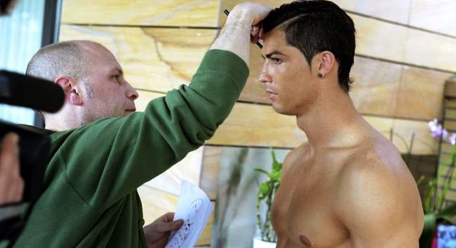 Ronaldo thường khiến trọng tài phải đợi vì bận soi gương
