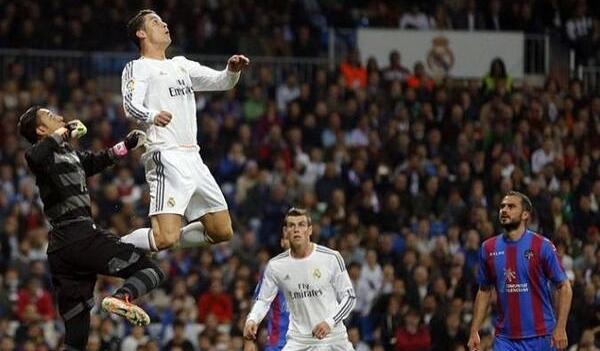 Ronaldo đi giày gì mà bật cao thế?