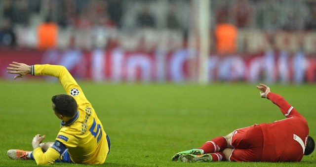 Video bóng đá: Xem cầu thủ Bayern và Arsenal liên tục vào bóng ác ý