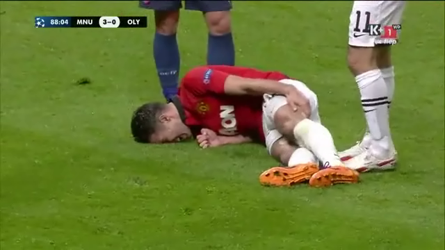 Video bóng đá: Van Persie bị chấn thương nằm cáng rời sân