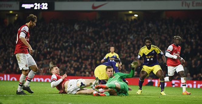 Arsenal 2-2 Swansea: Pháo thủ tạm biệt giấc mơ vô địch