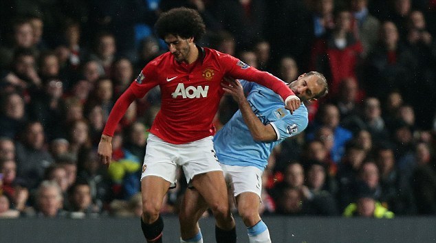 Video bóng đá: Cầu thủ MU liên tiếp phạm lỗi thô bạo ở trận derby Manchester