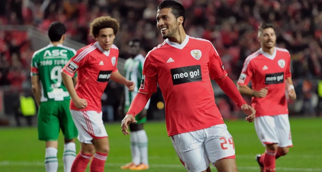 Rộ tin bản hợp đồng đầu tiên của Man Utd là 1 trung vệ
