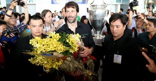 Huyền thoại Van Nistelrooy được CĐV VN chào đón nồng nhiệt tại TP.HCM
