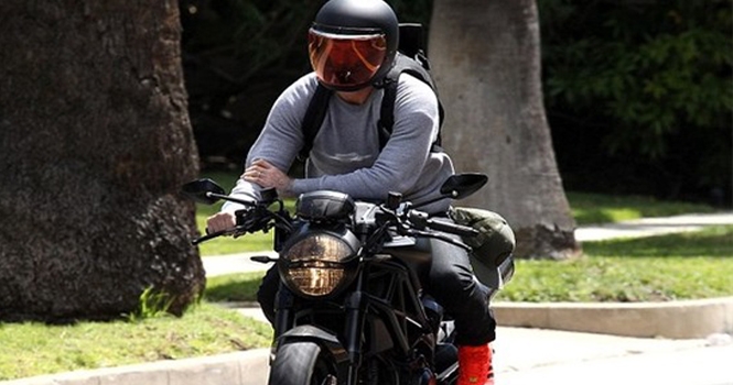 Beckham cưỡi xế khủng đội mũ độc đi tập thể hình