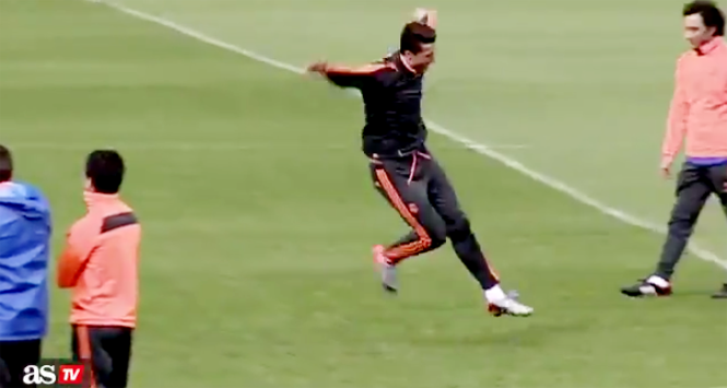 Video bóng đá: Ronaldo vui như Tết khi xâu kim đồng đội trên sân tập