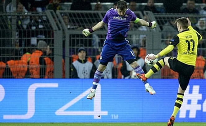 Video bóng đá: Casillas giúp Real Madrid thoát hiểm đầy kịch tính