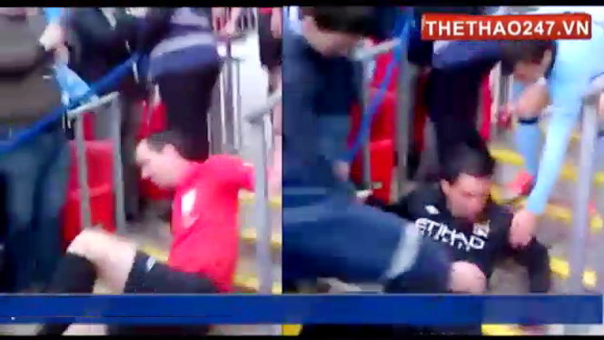 Video hài hước: Tevez và trọng tài thay nhau ngã bậc thang