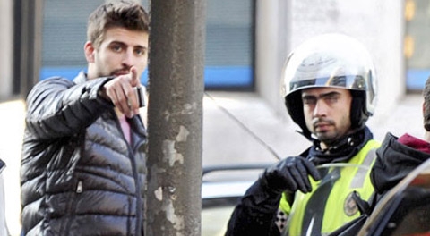 Bực mình, Gerard Pique ‘tẩn’ nhau với phóng viên