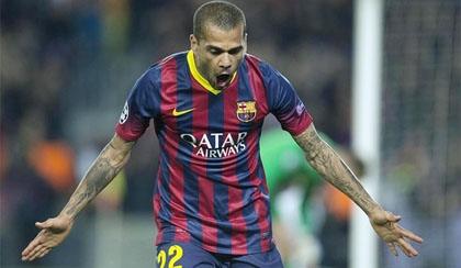 Vượt Phillip Cocu, Dani Alves thiết lập kỷ lục mới ở Barca