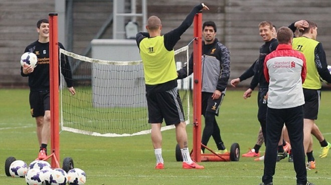 NÓNG ở Liverpool: Suarez và Martin Skrtel cãi nhau trên sân tập