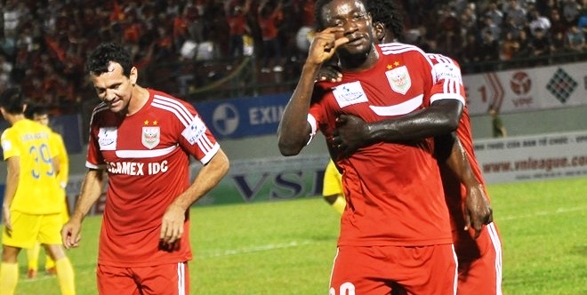 B.Bình Dương lần thứ hai chiếm ngôi đầu BXH V-League