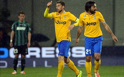 Pirlo lại lập siêu phẩm
