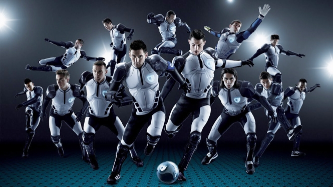 VIDEO: Xem Messi, Ronaldo, Rooney... so tài đá bóng với Robot