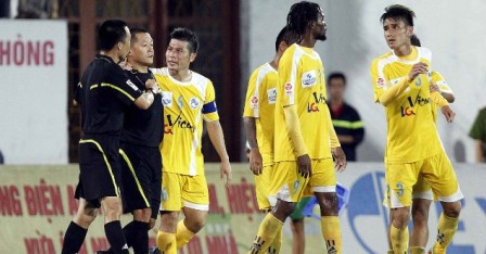 Hải Phòng thua QNK.QN, CĐV bao vây trọng tài