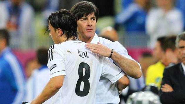 Mesut Ozil bị cảnh báo về cơ hội dự World Cup 2014