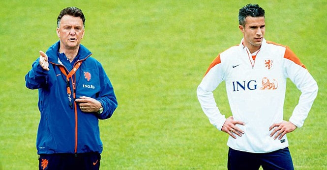 Robin van Persie cảnh báo đồng đội ở Man Utd