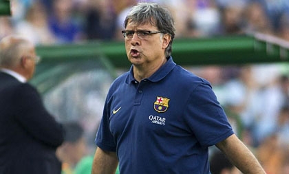 Bị ép rời Nou Camp, Tata Martino vẫn bênh vực Barca và Messi