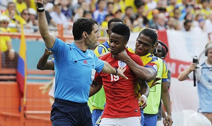 Valencia lần đầu lên tiếng về hành động bóp cổ Sterling