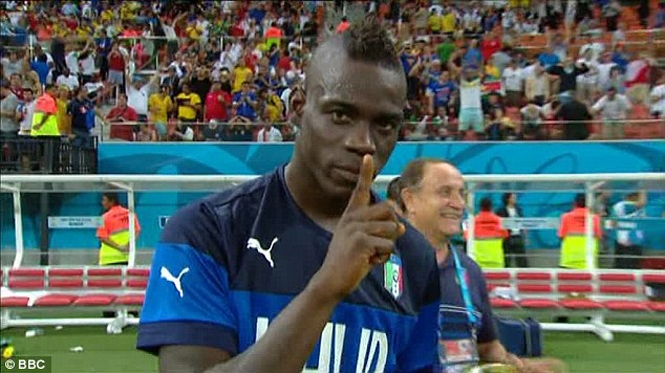Ballotelli nổ tưng bừng khi giúp Italy đánh gục Anh