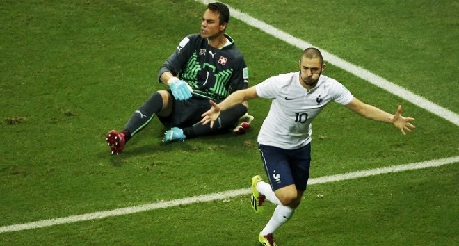 Trọng tài thổi còi vô duyên, Benzema mất siêu phẩm