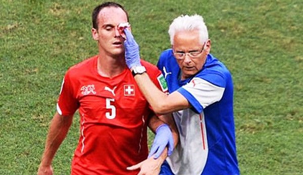 Giroud đạp rách mặt hậu vệ Thuỵ Sỹ