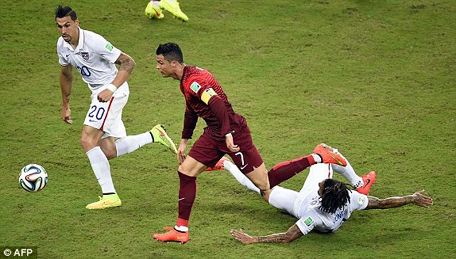 VIDEO: Pha bóng Ronaldo làm xiếc trước các cầu thủ Mỹ
