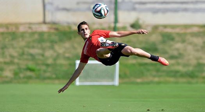 VIDEO: Januzaj lập siêu phẩm volley trong buổi tập của ĐT Bỉ