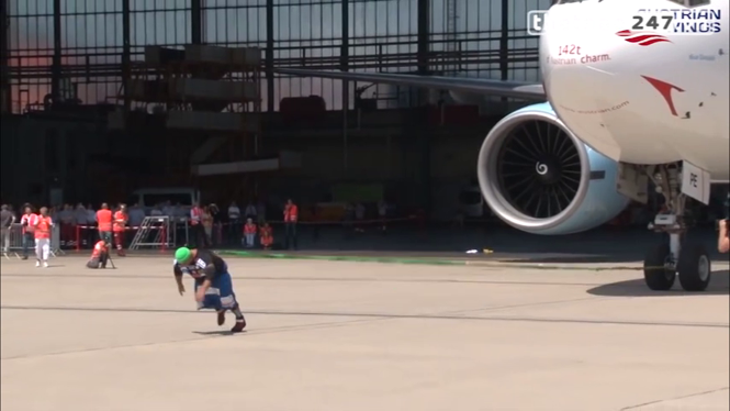 VIDEO: Lực sỹ Franz Mullner lập kỷ lục kéo di chuyển chiếc Boeing 777