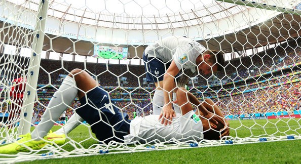 Tuyển Pháp lo sợ nhiều cầu thủ phải đi viện giống như Varane