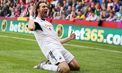 Không đến Mỹ cùng Swansea, Michu chuẩn bị hành lí đến Napoli