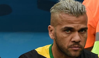 Dani Alves bất ngờ tuyên bố ở lại Barca
