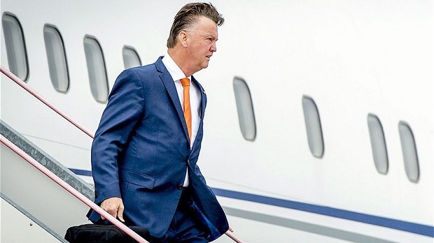 Van Gaal chính thức đến MU, Demba Ba chia tay Chelsea