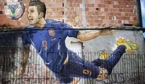 Van Persie 'bay' trên đường phố Brazil